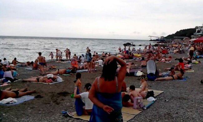 Завидуйте молча: красноречивые фото крымских пляжей рассмешили соцсети