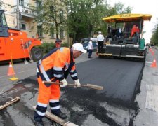 Украинцам предложили отличный способ борьбы с дырявыми дорогами