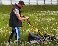 Жінка заснула у високій траві, але прокинутися "завадила" газонокосарка: працівника карати не будуть