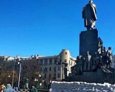 Харків'яни рятують пам'ятник Тарасу Шевченку, як Дюка вкривали в Одесі: пережив Другу світову