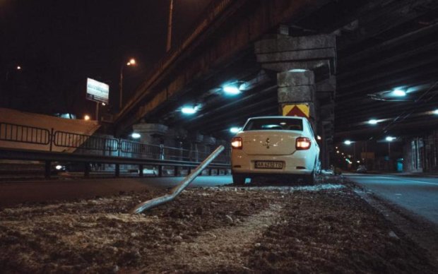 Кусок "уставшего" моста продырявил авто в Киеве