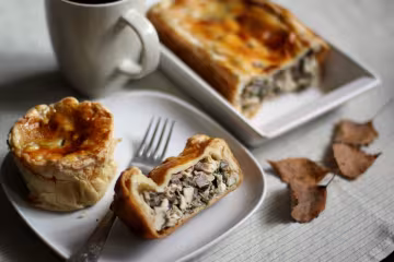 Слоеные пирожки с курицей и сыром: пошаговый рецепт