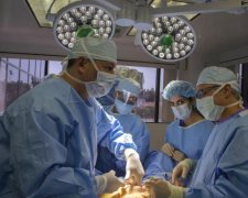 Українці зізналися, як часто медики вимагають хабара