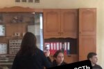 У 8-классника, который брызнул баллончиком в учительницу появились защитники: "Недавно мама умерла"
