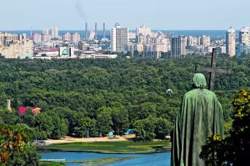 Труханів острів перестануть дерибанити: елітні дачі мажорів можуть знести бульдозером