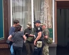 Вручення повістки, скріншот із відео