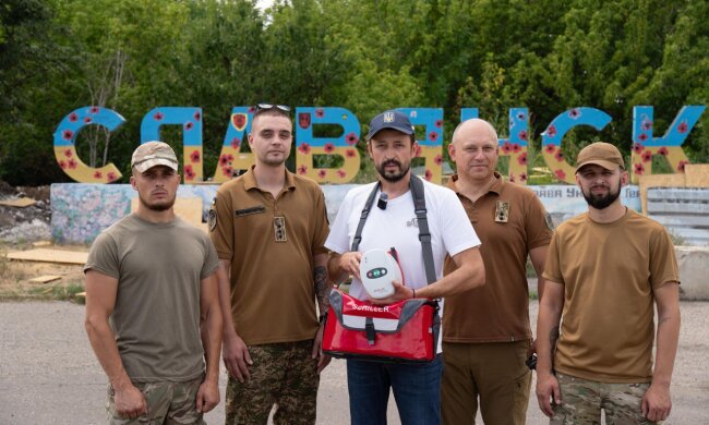 До Дня медичного працівника Валерій Дубіль, Віта Присяжнюк і фонд «Надія» здійснили гуманітарну місію на Донеччину та Сумщину