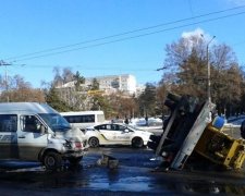 Маршрутка с пассажирами перевернула автовышку в Запорожье