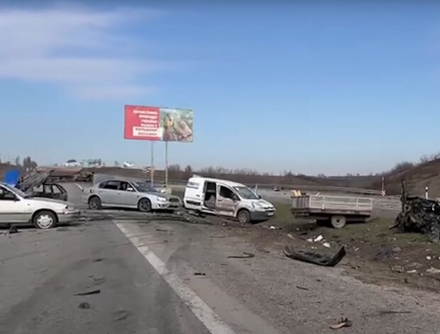 Російські військові безжально розстріляли цивільні автівки