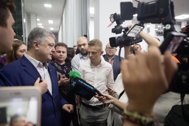 Конституційний суд підтримав рішення Зеленського про розпуск Ради: Порошенко "забув старе" і "вже готовий"