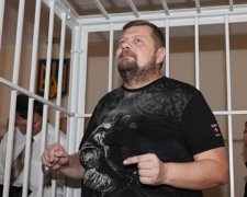 Мосийчука в СИЗО с утра "пытают"  российской попсой