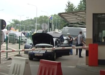 Автомобілі на кордоні. Фото: Youtube