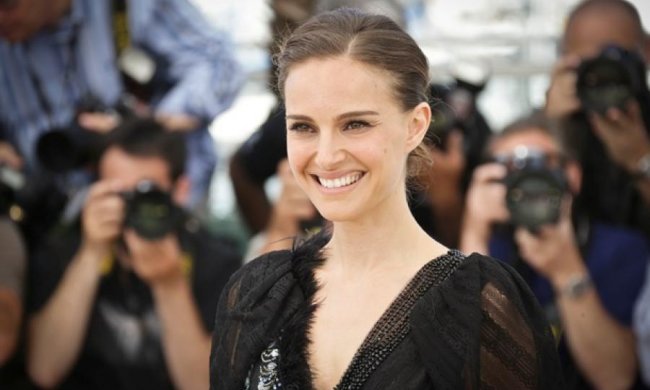 Наталі Портман з'явилася на публіці в спокусливій сукні