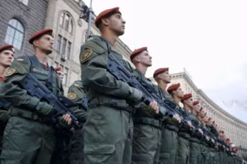 Почему военный марш на Майдане - это ошибка - политик