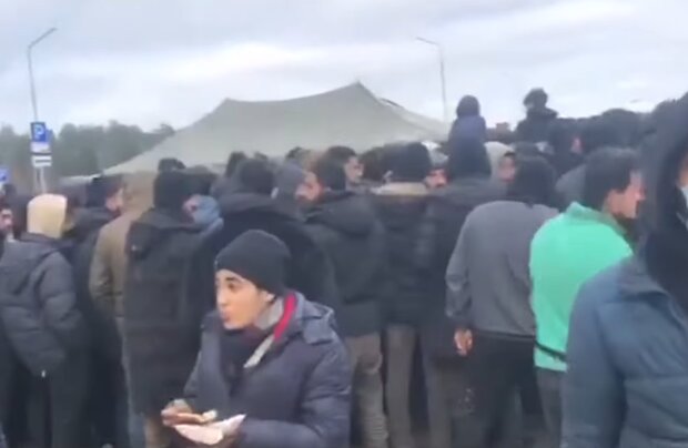 Мигранты в Беларуси, кадр из видео