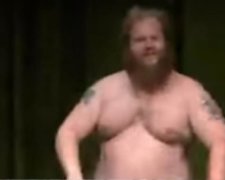 Кандидат на пост очільника партії станцював стриптиз