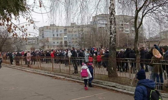 Школьник распылил газовый баллончик посреди урока, фото: Facebook Полиция Львовской области