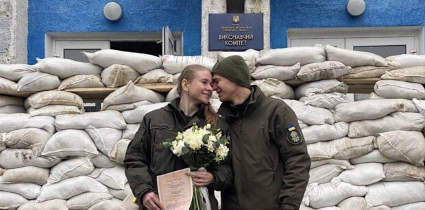 влюбленные нацгвардейцы поженились во время войны