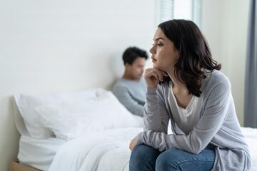 Подружжя тримається за руки