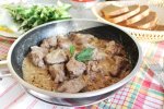 Куряча печінка з медовою цибулею всього за кілька простих кроків