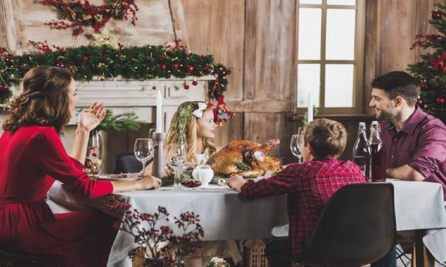 Семья за столом, фото Depositphotos