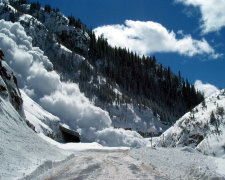 Снігова лавина безжально вбиває туристів: улюблене місце для зимового відпочинку перетворилося на криваве пекло