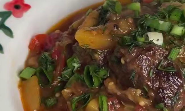 Тушеные овощи с мясом и баклажанами, кадр из видео