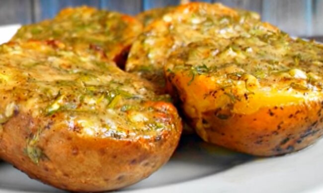 Часникова картопля в духовці, скріншот: YouTube