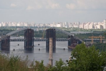 Скандал в Києві: Подільський міст розкрадають на металобрухт