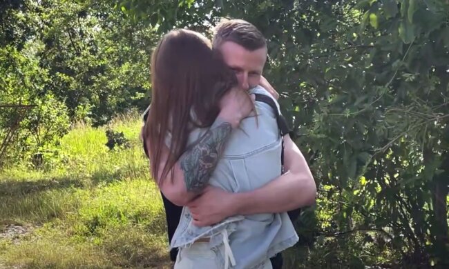 Азовець "Торк" зустрівся з дівчиною після полону, скріншот з відео
