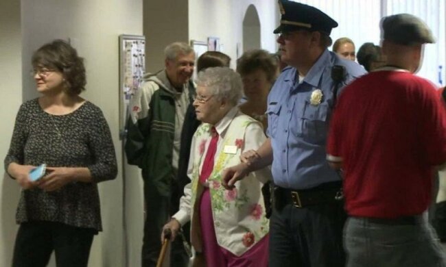 Арештована довгожителька подякувала копам за здійснену мрію