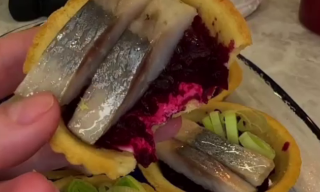 Тарталетки с сельдью и свеклой, кадр из видео