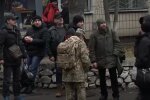 Видача повістки. Фото: скрін youtube