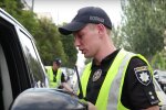 Полійцеський спілкується з правопорушником. Фото: youtube