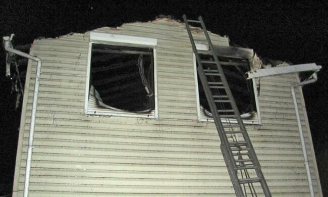 Рятувальники загасили пожежу у двоповерховій дачі за годину (фото)