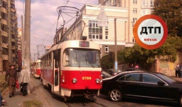Водитель заблокировал движение киевских трамваев