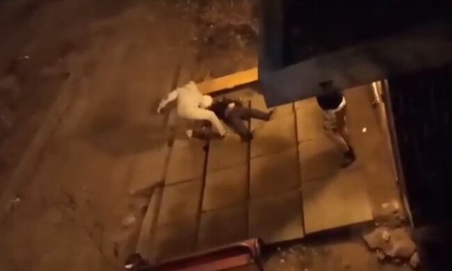 "Руслан, он уже умер! Ты шо дурак?!": под Киевом мужчина обстрелял соседа из пистолета