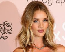 Ангел Victoria's Secret у бікіні показала округлений животик