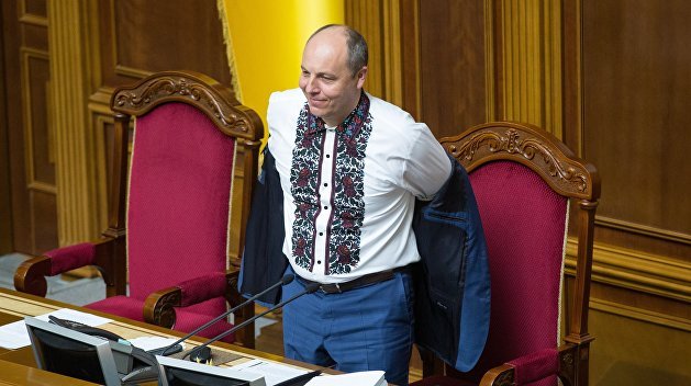 Парубий угрожает государственным переворотом: "Чувствуете запах шин?"