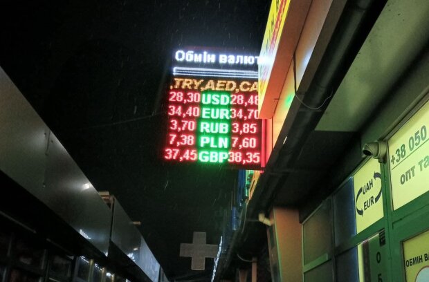 Курс валют на понедельник 11 января: гривна взяла верх над долларом и "прогнулась" под евро