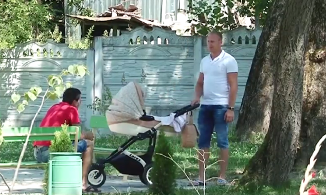 Українець з дитиною. Фото: скрін youtube