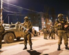 Люди натовпами тікають з Криму: що відбувається
