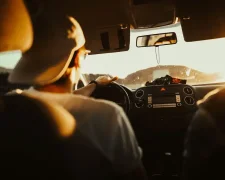 Водитель за рулем автомобиля