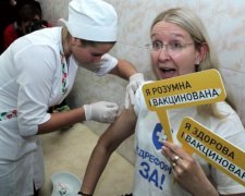 А Супрун себе что-то развенчивает: украинских детей бросили умирать без вакцин