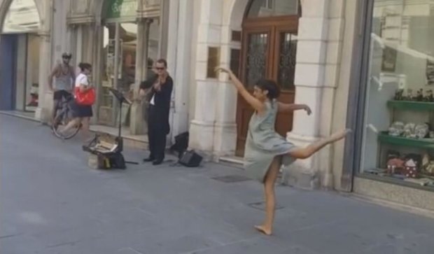 Молодая итальянка покорила прохожих уличными танцами