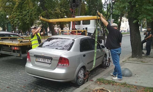 Ключі на базу: у львів'ян масово забирають машини, кому варто остерігатися