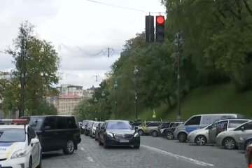 Киевляне требуют дешевой растаможки евроблях - у Зеленского вот-вот примут решение