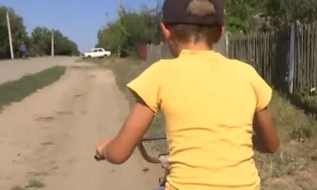 Підліток на велосипеді, кадр з відео