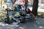 Втекла з-під куль в пекло: під Дніпром переселенка з Донбасу виживає на вулиці, зламане життя показали одним фото