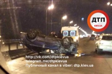 Daewoo опрокинулся на крышу в Киеве